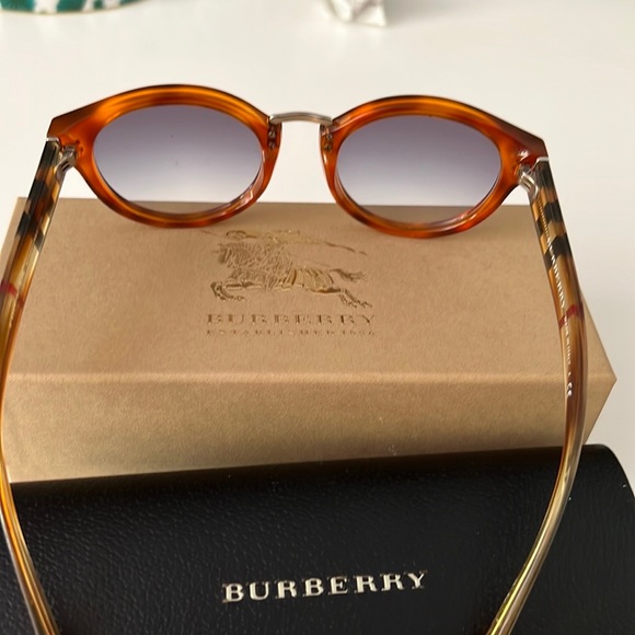 BURBERRY 4227 SUNGLASSES. Great condition. Like new. 100% authentic. Comes w/box - Picture 8 of 9